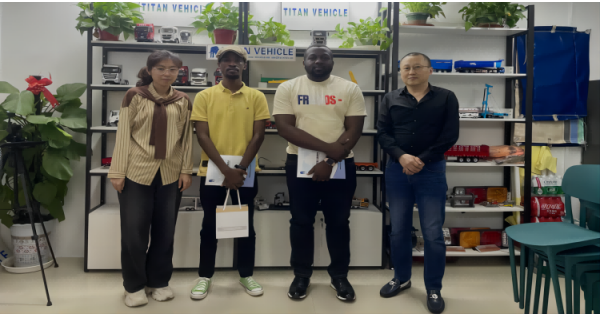 Deux clients de la République démocratique du Congo sont venus à Guangzhou pour négocier l'achat de semi-remorques citernes de carburant avec nous