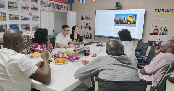 Notre responsable commercial présente les camions tracteurs HOWO aux clients sénégalais