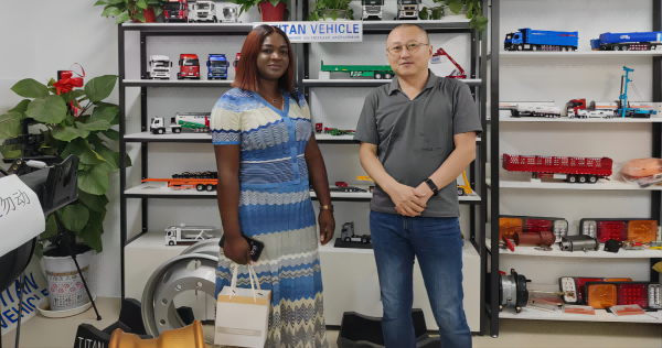 Cette cliente de la République Démocratique du Congo est venue négocier l'achat d'une citerne de carburant