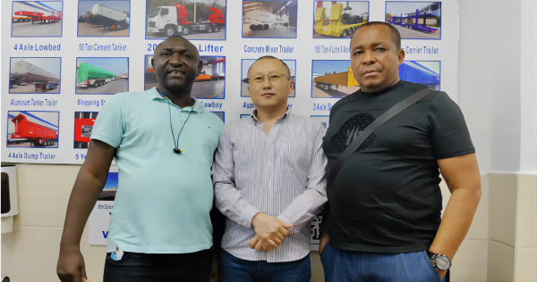 Les clients camerounais sont venus acheter 5 remorques à benne