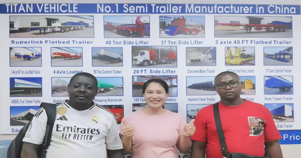 Ces deux clients camerounais sont venus commander 10 remorques de clôture