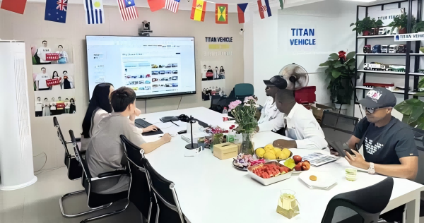 Les clients de Côte d'Ivoire ont commandés deux camions tracteur HOWO