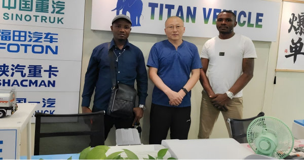 Les clients de Côte d'Ivoire sont venus à Guangzhou pour commander 4 unités de porte-char à 4 essieux de 80 tonnes
