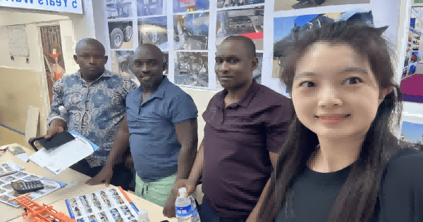 Ces clients de Côte d'Ivoire sont venus commander 3 porte-conteneurs squelettes