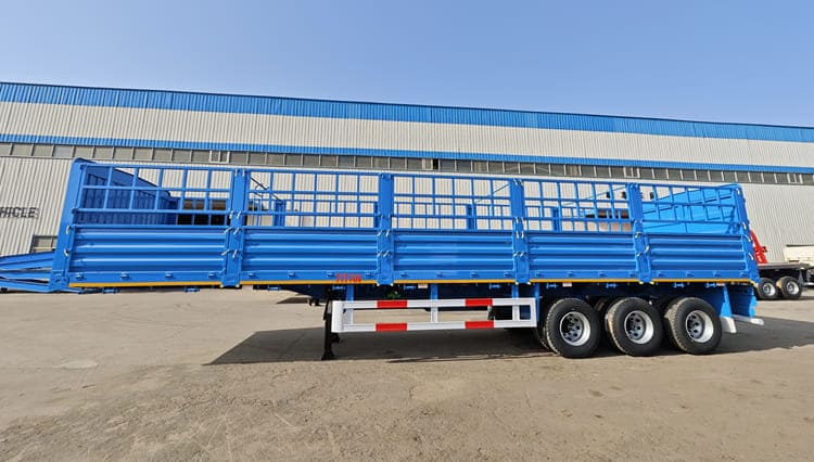Camion-remorque à clôture à 3 essieux à vendre au Gabon